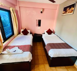 Postel nebo postele na pokoji v ubytování Hotel Donosti Pokhara