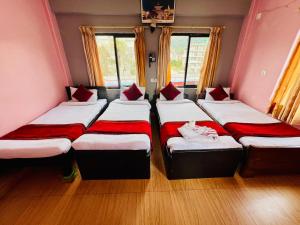 Postel nebo postele na pokoji v ubytování Hotel Donosti Pokhara
