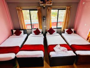 Postel nebo postele na pokoji v ubytování Hotel Donosti Pokhara