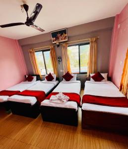 Postel nebo postele na pokoji v ubytování Hotel Donosti Pokhara