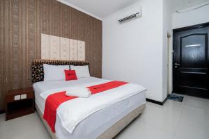 Krevet ili kreveti u jedinici u okviru objekta RedDoorz near Bukit Darmo Golf