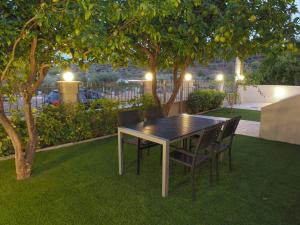 a table and chairs under a tree in a yard at Beautiful House, Salamina in Kakí Vígla
