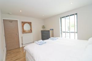 En eller flere senge i et værelse på Stylish townhouse in Padstow