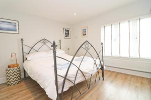 En eller flere senge i et værelse på Stylish townhouse in Padstow