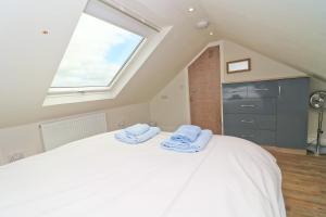 En eller flere senge i et værelse på Stylish townhouse in Padstow