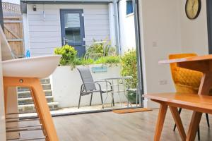 En balkon eller terrasse på Stylish townhouse in Padstow