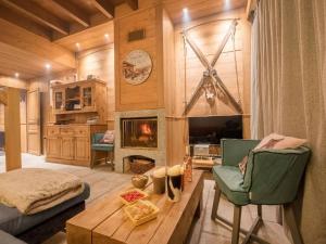 TV a/nebo společenská místnost v ubytování Duplex 75m², 8 pers. Cosy, proche pistes avec Concierge, TV Netflix et Wi-Fi - FR-1-545-5