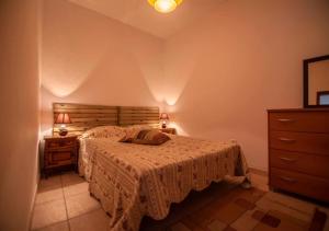 1 dormitorio con 1 cama, vestidor y lámpara en ALGARVE TYPICAL DOWNTOWN HOUSE, en Faro