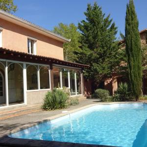 una piscina frente a una casa en Ty Calon Lan, en Montazels