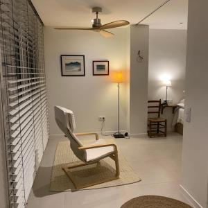sala de estar con silla y lámpara en Apartamento sobre el mar, en Salou