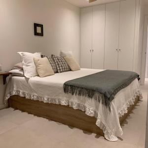Un dormitorio con una cama grande con almohadas. en Apartamento sobre el mar, en Salou