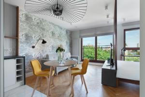 a dining room with a table and chairs at Elite Apartments Luna Spa&Welness in Gdańsk