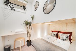 a bedroom with a bed and a clock on the wall at CUBES by Tegetthoff in Vienna
