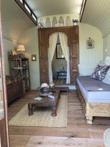 a living room with a bed and a table at Familienurlaub im Zirkuswagen in Hümmel