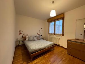 1 dormitorio con cama y ventana en La casa di Giada en Bergamo