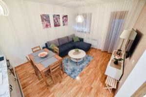 uma sala de estar com um sofá e uma mesa em 4Rest & 4Joy em Zlatibor
