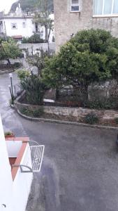 Une voiturette de courses assise dans un parking dans l'établissement Solymar House Lacco Ameno, à Ischia