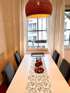 un tavolo da pranzo con un orsacchiotto seduto sopra di Townhouse Bozen a Bolzano