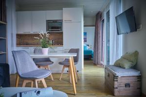 eine Küche mit einem Tisch und Stühlen im Zimmer in der Unterkunft Gronenberger Mühle Haus 6 in Scharbeutz