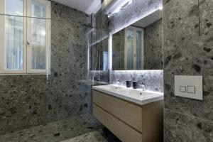 La salle de bains est pourvue d'un lavabo et d'un miroir. dans l'établissement Stockholm/St-Lazare, à Paris