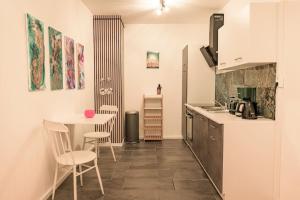 Η κουζίνα ή μικρή κουζίνα στο Georgys Holiday Space +15 φωτογραφίες