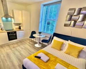Η κουζίνα ή μικρή κουζίνα στο Serenity Retreat - Tranquil Apartment Close to Beach