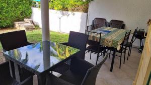 un tavolo e sedie seduti su un patio con tavolo e sedie di Peaceful and Private Villa a Grand Baie