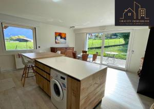 eine Küche und ein Wohnzimmer mit einer Waschmaschine in der Unterkunft Belle villa vue sur montagnes in Châteauneuf