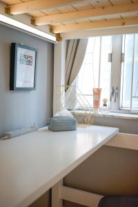 Giường trong phòng chung tại Student Accommodation - 290 Hennessy Road