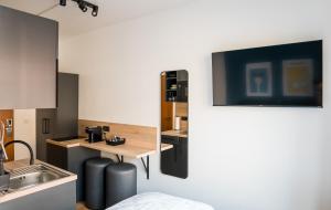 デュッセルドルフにあるAntares Apartmentsの小さなキッチン(テーブル、シンク付) +23枚の写真