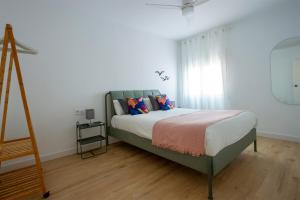 - une chambre avec un lit et une fenêtre dans l'établissement Feel Welcome Barcelona # SPLAU, à Cornellà de Llobregat