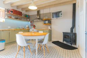 カイマリにあるPintor - Rustic Mallorquin town house 3 bedrooms and pool in Caimariのギャラリーの写真