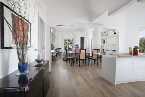 una cucina e una sala da pranzo con tavolo e sedie di AMORE RENTALS - Appartamento Carmela a Sorrento