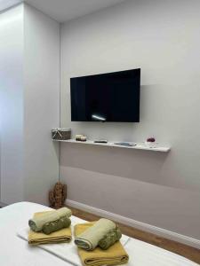 una camera con TV e tavolo con asciugamani di Sunshine Apartment Tirana, Sheshi Wilson a Tirana