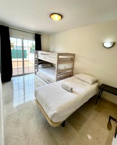 Posteľ alebo postele v izbe v ubytovaní Elegant Palm Mar Apartment