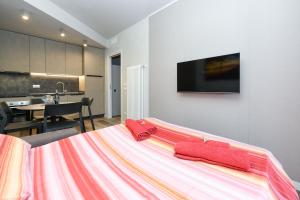 1 dormitorio con 1 cama con 2 toallas rojas en The Captain Apartment Sirmione, en Sirmione