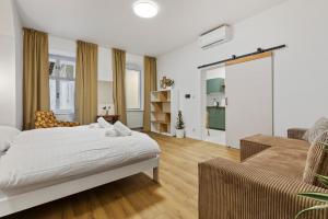 een slaapkamer met een bed en een woonkamer bij Charming Apt in Centre /w AC in Bratislava