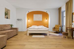 sala de estar con cama y sofá en Charming Apt in Centre /w AC, en Bratislava