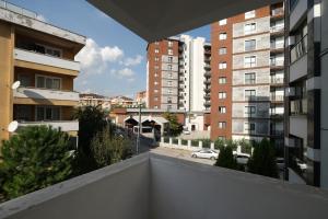 伊斯坦堡的住宿－Cevvo Hotel，从公寓大楼的阳台上可欣赏到风景。