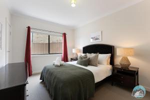 - une chambre avec un grand lit et une fenêtre dans l'établissement Bass point shell Cove holiday home, à Dunmore
