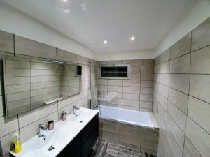 ein Badezimmer mit einer Badewanne, einem Waschbecken und einer Badewanne in der Unterkunft Appartement T3 8eme Marselle St Anne Proche plage in Marseille