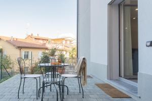 d'une terrasse avec une table et des chaises sur un balcon. dans l'établissement Isola Felice Grandate by Rent All Como, à Côme