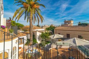 una vista da un balcone di un edificio con una palma di Villa El Terreno a Palma de Mallorca
