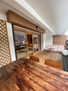 una sala de estar con una gran mesa de madera y sillas en Appartement Soleil, en Chamonix-Mont-Blanc