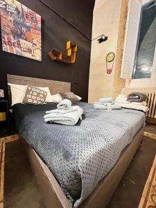 Postel nebo postele na pokoji v ubytování Urban Suite + 17 fotografií
