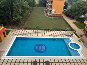 Resort Neel Nirjan !! Best Family Couple friendly family Resort!!内部或周边的泳池