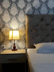 سرير أو أسرّة في غرفة في Lalibey hotel