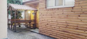 une clôture en bois avec un banc et un kiosque dans l'établissement Domino, à Berehove