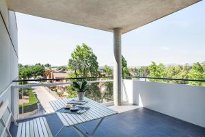 einen Balkon mit einem Tisch und Aussicht in der Unterkunft Aparthotel Attica 21 Vallés in Sabadell