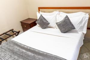 Кровать или кровати в номере Emboita Hotel Limited
